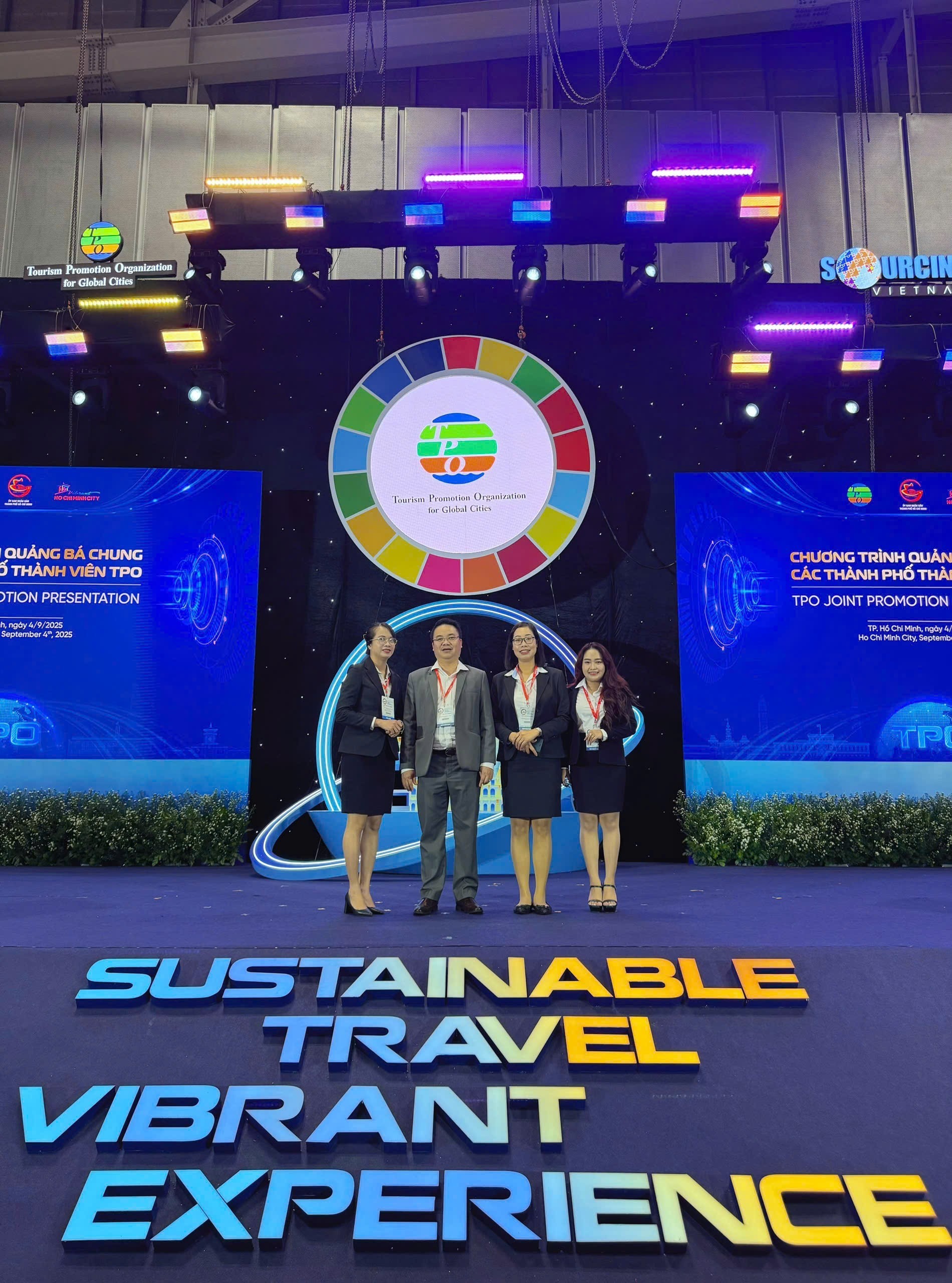ong-nguyen-thanh-toan-giam-doc-khu-nghi-duong-khach-san-vietsovpetro-va-bo-phan-kinh-doanh-thuong-mai-cua-vietsovpetro-hotel-resort-tham-gia-khai-mac-hoi-cho-1756984789.jpg