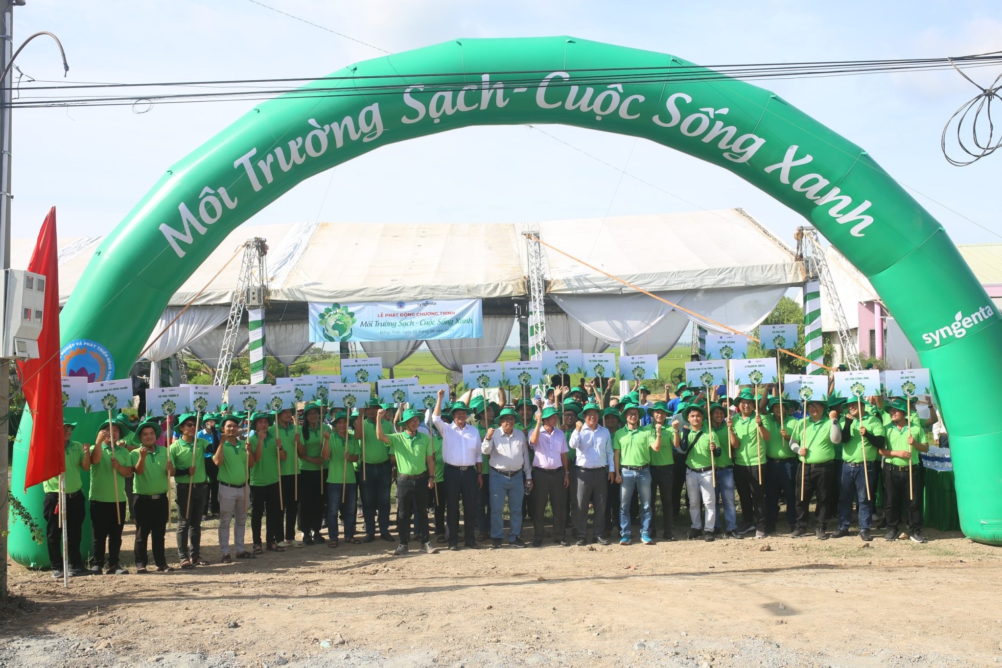 nhan-vien-syngenta-viet-nam-chung-tay-tai-le-phat-dong-trong-cay-va-chuong-trinh-moi-truong-sach-cuoc-song-xanh-4-1717748357.jpg