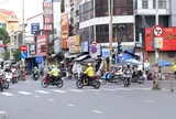 Nhiều người đi xe máy phớt lờ biển cấm rẽ trái, rẽ phải ở trung tâm TP.HCM