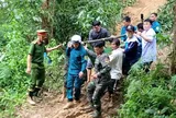 Nghẹt thở cuộc băng rừng, vượt sạt lở đưa sản phụ bị tiền sản giật đi mổ cấp cứu