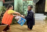 Quà cứu trợ đến với bà con bị lụt cô lập nhiều ngày bên sông Vu Gia