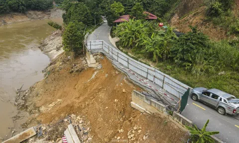 Nơm nớp đi qua tuyến đường bị 'cày xé' do mưa lũ ở Lào Cai