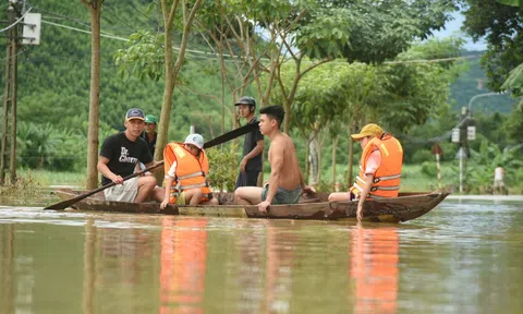 Nước sông Cu Đê dâng cao, xã miền núi Đà Nẵng ngập lụt