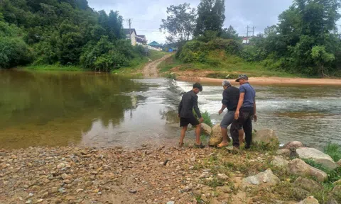 Kon Tum ghi nhận sạt lở, ngập sâu, nứt gãy đường do ảnh hưởng bão