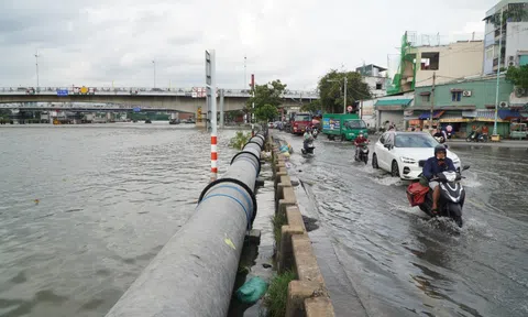 Triều cường dâng cao, đường phố ngập sâu, người dân TPHCM chật vật về nhà