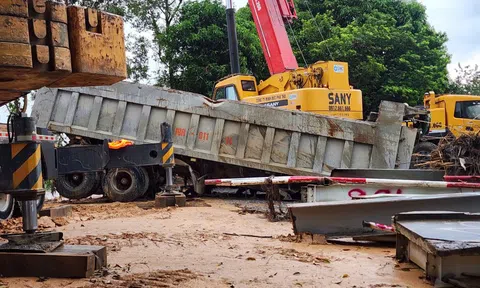 Vụ sập cầu Phong Châu: Tìm thấy thi thể nạn nhân thứ 3 trong ca bin xe đầu kéo