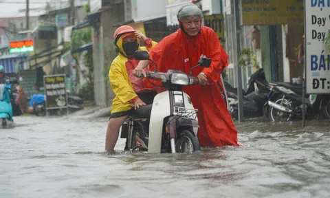 Mưa dai dẳng ở TPHCM khiến đường ngập sâu, xe chết máy hàng loạt