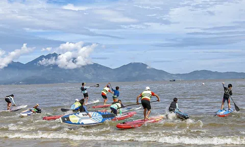 Sôi động giải đua thuyền buồm, chèo sup trên biển Đà Nẵng