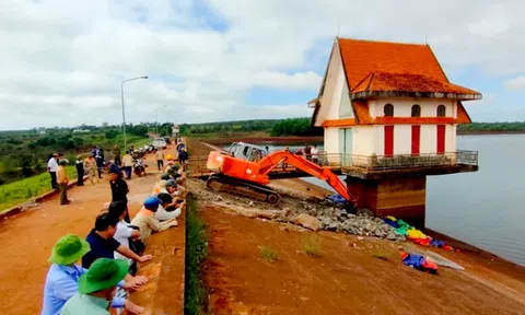 Chuyên gia kiểm tra lỗ thủng trên thân đập thủy lợi ở Gia Lai