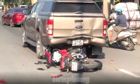 Video: Lao vào ô tô bán tải, người đàn ông đi xe máy nằm bất động