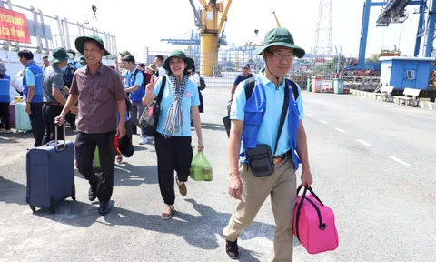 Đoàn đại biểu TPHCM vượt hơn 1.000 hải lý sẻ chia yêu thương với quân dân các đảo và nhà giàn phía Tây-Nam