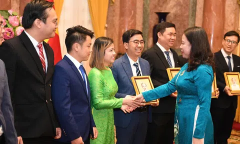 Phó Chủ tịch nước nói với nhà khoa học trẻ nhận Giải thưởng Khuê Văn Các: Cần nghĩ lớn hơn