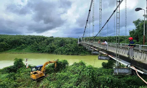 Tìm thấy hai nạn nhân trong vụ xe chở rác lao xuống cầu treo ở Huế