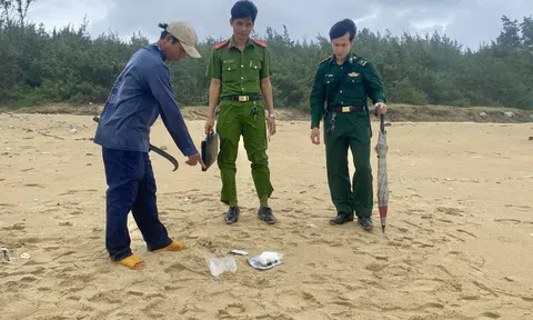 Đi nhặt ve chai trên bờ biển, phát hiện hàng nghìn viên nén nghi ma túy