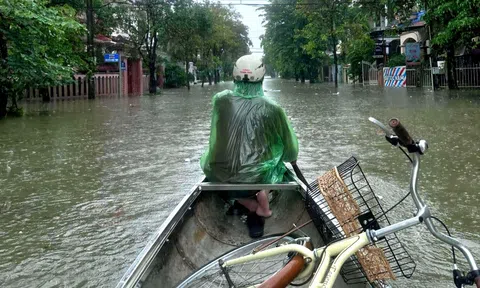 Huế mưa trắng trời, lũ dâng nhanh, người dân dùng thuyền di chuyển