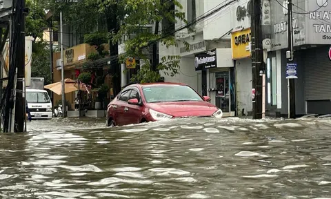 Mưa lớn, tháng 11 mà Huế ngập nặng, sập một căn nhà