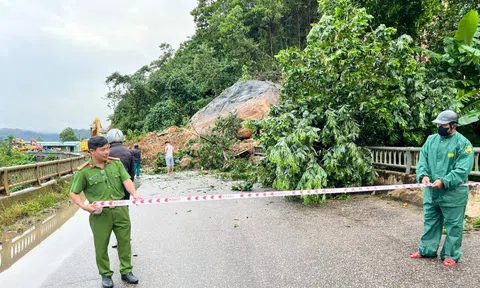 Sạt lở, nhiều tảng đá lớn rơi xuống cầu ở Quảng Nam