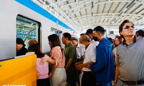 Người dân TPHCM hào hứng trải nghiệm metro trước ngày vận hành chính thức