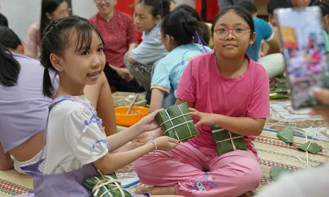 Học sinh cùng cha mẹ gói bánh chưng, tìm hiểu Tết cổ truyền