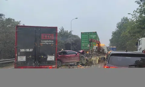 Tai nạn liên hoàn trên Đại lộ Thăng Long, giao thông ùn tắc kéo dài