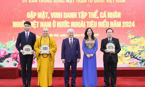 Chủ tịch Mặt trận Tổ quốc Việt Nam tặng Bằng khen 8 tập thể,18 kiều bào tiêu biểu tham dự Xuân Quê hương 2025