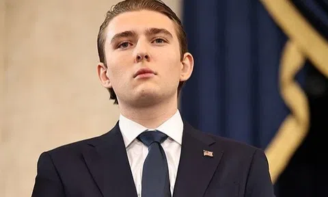 Diện mạo Barron Trump trong lễ nhậm chức của cha