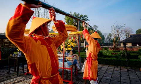 Dựng nêu trong Hoàng cung Huế, Tết đã về thật rồi