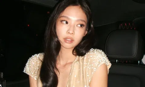 Jennie (BlackPink) diện váy xẻ táo bạo