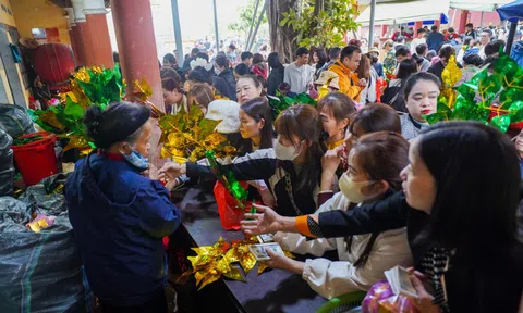 Hàng nghìn người về đền Bà Chúa Kho 'vay tiền' đầu năm