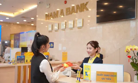 Nam A Bank lì xì khách hàng đầu xuân 2025