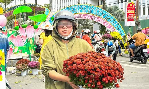 Người dân chất đầy xe hoa đem về trong ngày tháo dỡ Đường hoa xuân Cao Lãnh