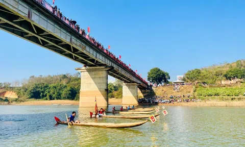 Hào hứng giải đua thuyền độc mộc trên sông Pô Kô