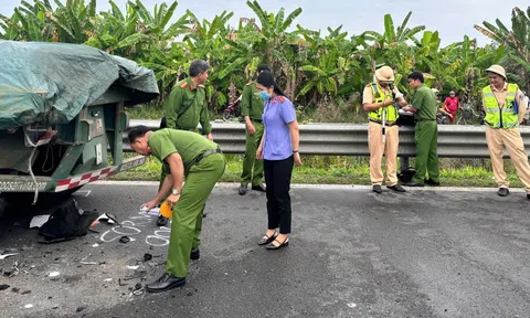 Ô tô tông vào xe đầu kéo đỗ ven đường, 2 người thương vong