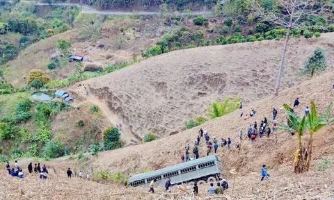 Sơn La: Xe đầu kéo lao xuống vực sâu gần 100m khiến 2 người tử vong