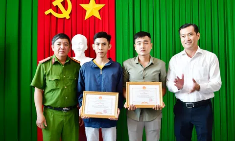 Tuyên dương 2 thanh niên dũng cảm lao vào dập lửa cứu người