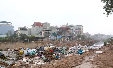 Rác thải 'tấn công' tuyến đường hai bên kênh dẫn dự án chống ngập ở Hà Nội