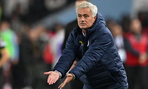 Bị phạt nặng vì 'đá đểu' trọng tài, Mourinho đối diện án chồng án