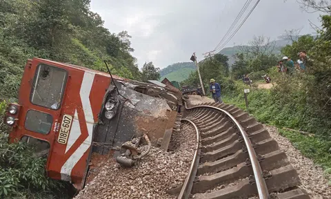 Tàu hỏa đâm xe tải gãy đôi, đường sắt Bắc - Nam tê liệt