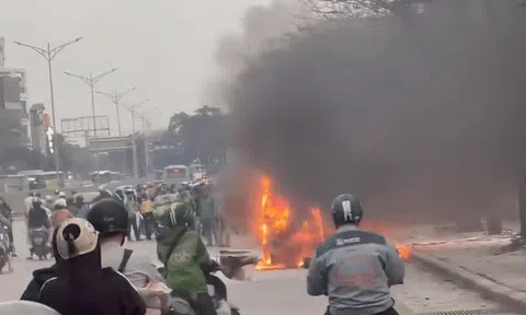 Hà Nội: Ô tô cháy rụi trên đường Giải Phóng