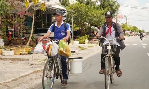 Xúc động hình ảnh cậu học trò Đất Mũi lượm ve chai trên đường đến trường