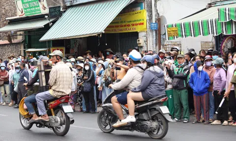 Dòng người xếp hàng dài chào vĩnh biệt Quý Bình