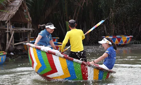 Golfer quốc tế "cuồng" trò ngoáy thúng sém văng xuống nước ở Hội An