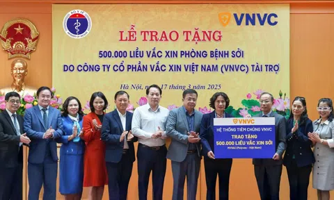 Hệ thống tiêm chủng VNVC tặng Bộ Y tế 500.000 liều vắc xin sởi để chống dịch