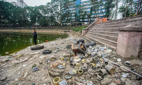 Bàn thờ, bát hương trôi nổi giữa lòng hồ công viên đang cải tạo ở Hà Nội