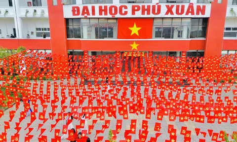 Huế rợp cờ Tổ quốc mừng đại lễ 30/4