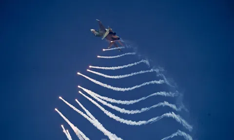 Xem tiêm kích Su-30MK2, Yak-130, trực thăng Mi trình diễn trong đại lễ 30/4