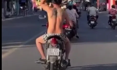 Clip ghi lại cảnh kinh hãi, người đàn ông chạy xe máy cầm rựa 'múa' loạn xạ trên đường
