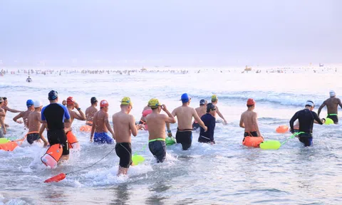 300 người đua tranh ‘vượt sóng’ biển Đà Nẵng