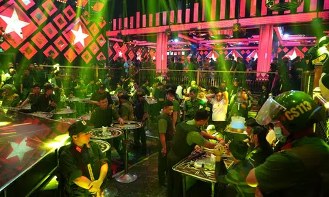 Hơn 300 cảnh sát đột kích quán bar Paris Night Club ở Bình Thuận