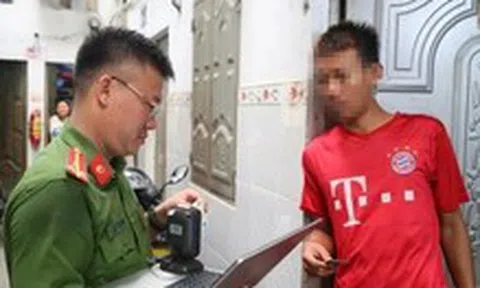 Phát hiện nhiều loại vũ khí thô sơ và 13 người dương tính với ma túy trong nhà trọ ở Bình Dương